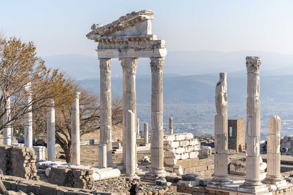 Tempel des Trajan in der antiken Stadt Pergamon, Bergama, Türkei